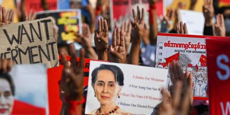 מפגינים במיאנמר נגד הצבא. צילום: AFP המוסלמי ממיאנמר שנלחם למען השלום במזרח התיכון