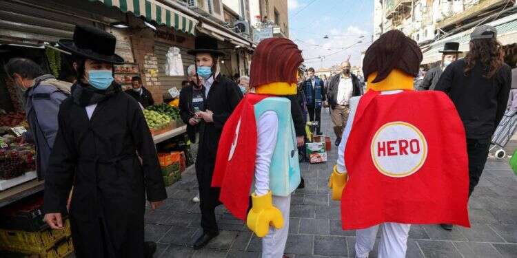 שוק מחנה יהודה, אתמול. צילום: AFP לא רק חרדים: במשרד הבריאות מבקשים להחמיר את ההגבלות בירושלים