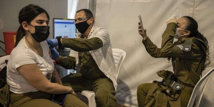 חיילת מתחסנת במתחם חיסונים צה "צה"ל יהיה הגוף הראשון בעולם שיגיע לחסינות עדר"