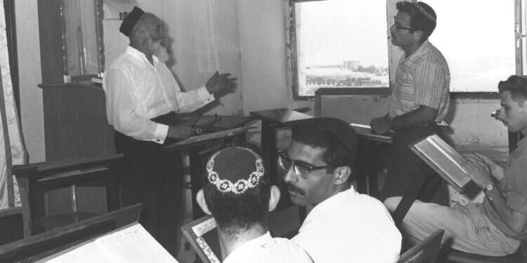 מהעבר לעתיד: מסע בנתיב חייו של הרב אלימלך מלר