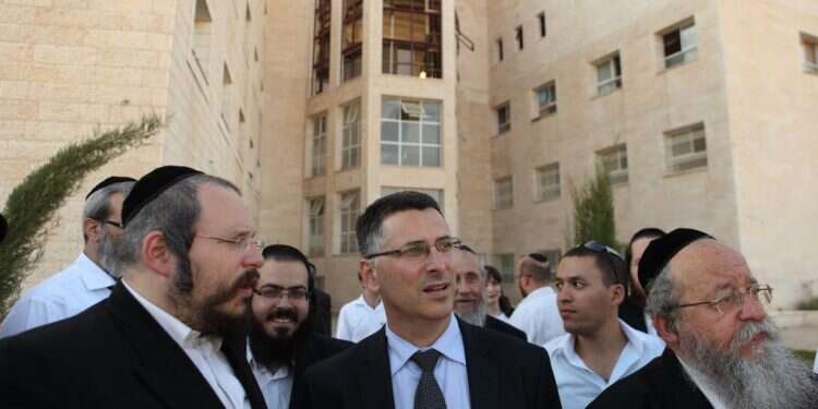 סער בביתר עילית ב־ 2011. עם ראש העיר מאיר רובינשטיין (משמאל) וח קשיים בהמראה: תקוה חדשה מדשדשת בסקרים