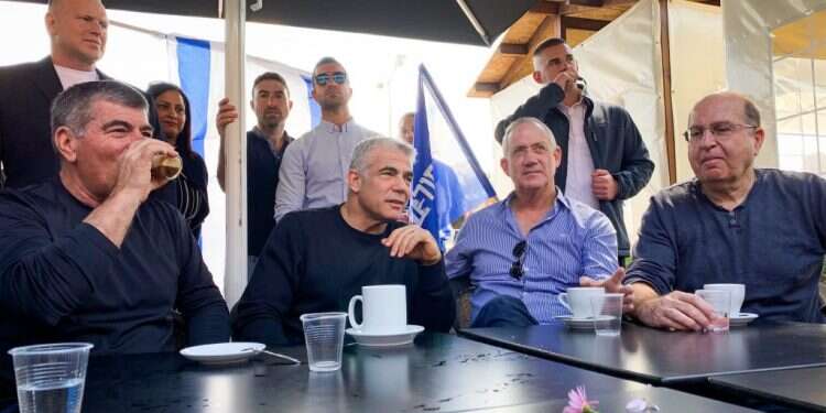 כמו זוג טרי. צמרת כחול לבן בימים אחרים. צילום: פלאש 90 כשבשורת האחדות היא הפלת נתניהו, חיבור מלאכותי לא יעשה את העבודה