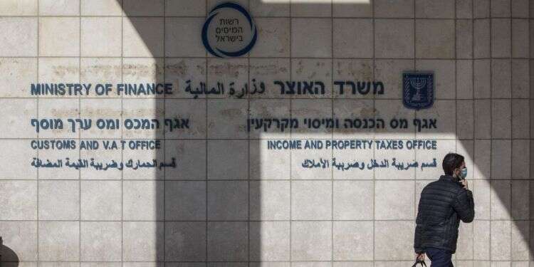 סניף רשות המיסים בירושלים. צילום: אוליבייה פיטוסי, פלאש 90 השירות הציבורי היה זקוק למגפה עולמית כדי להתקדם