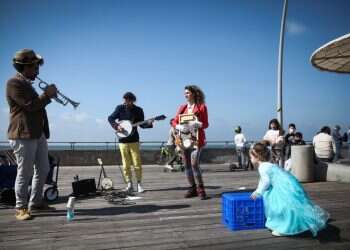 עוד פורים בסימן קורונה: החיסון והנגיף במרוץ צמוד