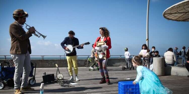 עוד פורים בסימן קורונה: החיסון והנגיף במרוץ צמוד