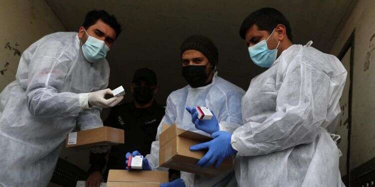 חיסוני ספוטניק V. צילום: גטי אימג'ס מקורבים, עיתונאים ובני משפחה: קומבינת החיסונים של אבו מאזן