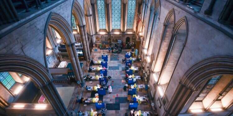 עמדות חיסון בקתדרלת סולסברי באנגליה. צילום: גטי אימג'ס דעת המקום: האדריכלות של מוקדי החיסונים