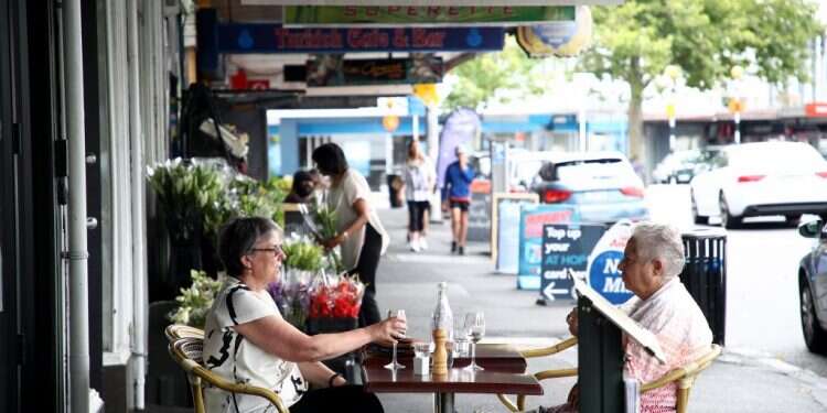 בית קפה בניו־זילנד, בשבוע שעבר. צילום: גטי אימג'ס המודל הניו־זילנדי מוכיח: ניצחון הבריאות מביא גם לשגשוג כלכלי