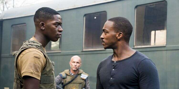 הגיבור שאתם צריכים, בשני סרטים הפוכים