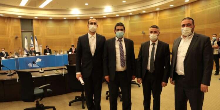 נציגי ש ההרשמה לבחירות הסתיימה בחצות: שלח וחולדאי ויתרו, אבל השמאל־מרכז נותר מפוצל