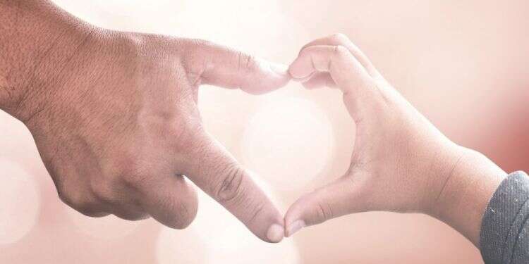 אבא, אני שונה ממך אבל מאד כמוך. צילום: שאטרסטוק אבא סלח לי: מצווה ושכרה בצידה