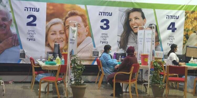 מתחם החיסונים של כללית בעכו. צילום: יאיר קראוס במוקדי החיסון מאשימים: סיקור יתר של תופעות הלוואי
