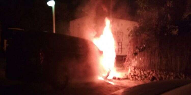 הכאוס ברמלה: רכב הוצת והמשטרה לא פועלת