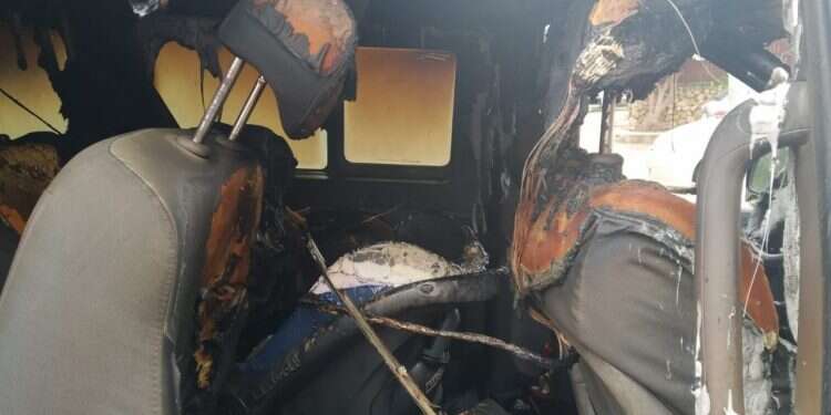 הרכב שהוצת ברמלה. צילום: דביר קולא הכאוס ברמלה: רכב הוצת והמשטרה לא פועלת