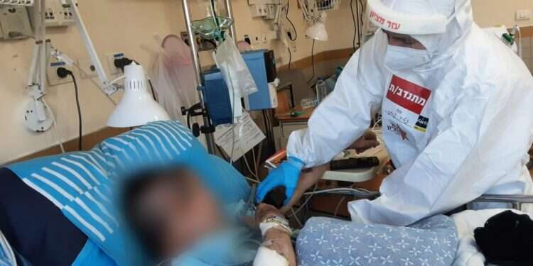 ממונה מערך מתנדבי הקורונה בעזר מציון, זאב פרוינד, בבית החולים שיבא תל השומר. צילום: באדיבות עזר מציון "בחיים לא ראיתי כל כך הרבה אנשים נפטרים"