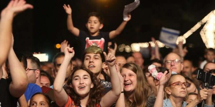 צעירים ישראלים בהופעה לפני עידן הקורונה. צילום: קוקו הצעירים יתחסנו רק אם יבינו שהנאות חייהם תלויות בכך