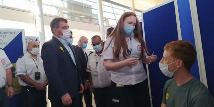 השר אשכנזי במבצע לחיסון הדיפלומטיים הישראלים. צילום: משרד החוץ "ביום שאפסיק להתרגש מאייטם או כתבה שעבדתי עליהם – אדע שאני צריך לפרוש"