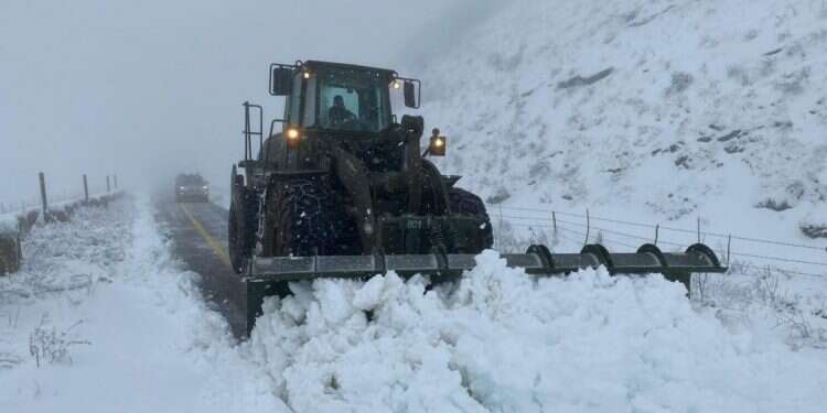 פינוי שלג בגולן. צילום: דובר צה הסערה מתחזקת: צה"ל נערך לפעולה בצפון וביו"ש