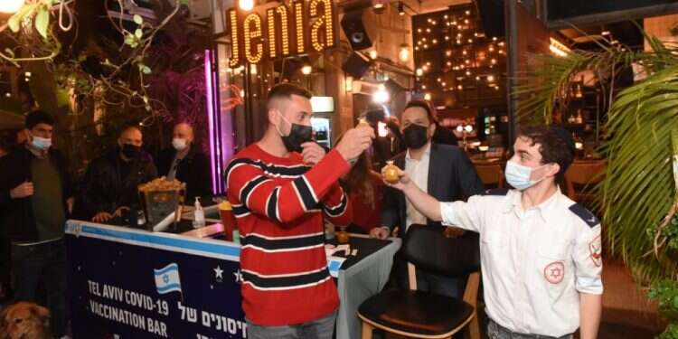 בר החיסונים של עיריית תל-אביב יפו. צילום: כפיר סיוון המרוץ אחר המתחסנים: פיצה, כנאפה, בירה וצימר