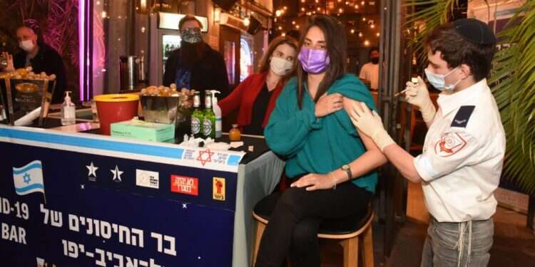 בר החיסונים של עיריית תל-אביב יפו. צילום: כפיר סיוון המרוץ אחר המתחסנים: פיצה, כנאפה, בירה וצימר