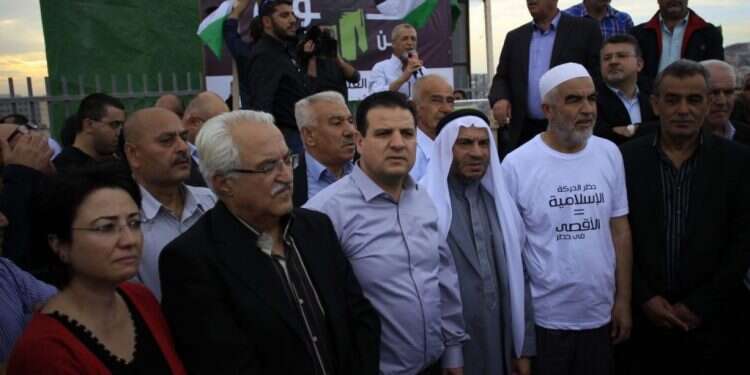 איימן עודה עם השייח ראאד סלאח. Muammar Awad/Flash90 זעם צבוע: חברי המשותפת מחבקים את הגזען האמיתי