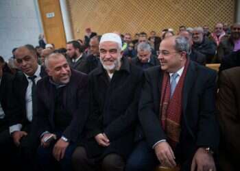 זעם צבוע: חברי המשותפת מחבקים את הגזען האמיתי