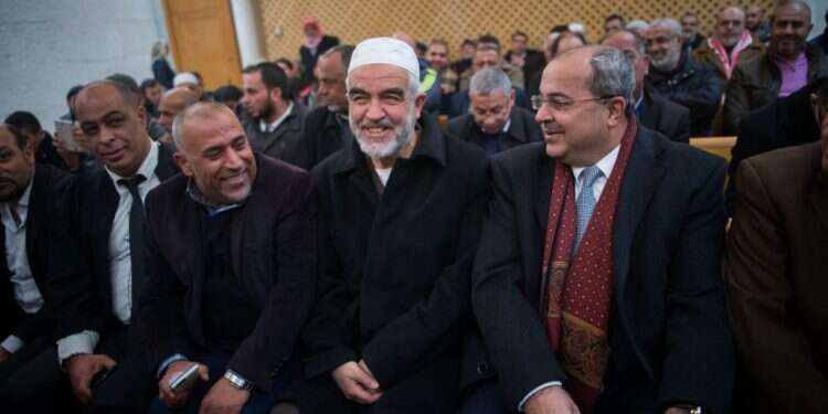 זעם צבוע: חברי המשותפת מחבקים את הגזען האמיתי