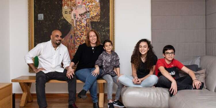 משפחת אהרון. צילום: אבישג שאר-ישוב "חיים ענה לי, קצר ותמציתי, וביקש שבפעם הבאה אפנה למזכירה שלו"