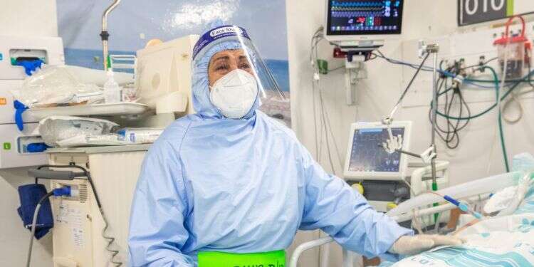 רחל דדון ליד מיטתה של אחותה זהבה. צילום: יוסי אלוני רואות להם בעיניים