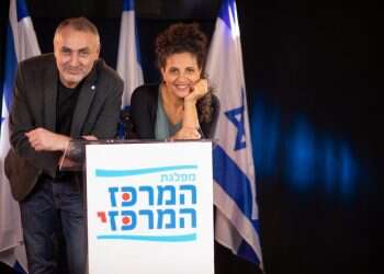 רונית אברהמוף–שפירא ומני אסייג. צילום: אריק סולטן  הימנים באים: מגישי "לאטמה" לא מתכוונים להשאיר את הבמה לשמאלנים