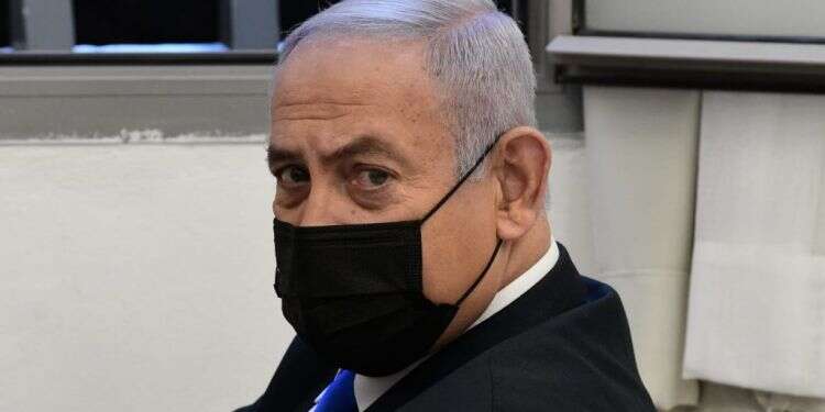 ראש הממשלה נתניהו בבית המשפט. צילום: ראובן קסטרו עו"ד של אלוביץ': "נראה כאילו מישהו יושב וצוחק עלינו"