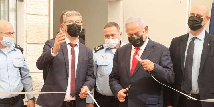 בונה על היעלמות אחת ממפלגות השמאל. נתניהו, אתמול, בטקס חנוכת תחנת משטרה ברמלה. צילום: יריב כץ לא בשמיים היא: ממשלת 61 ימנית