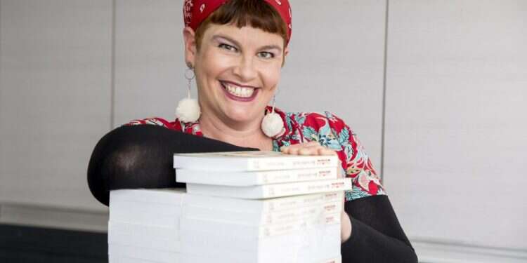 לכתוב זה צורך נפשי. מיכל פרץ. צילום: אוליבייה פיטוסי, פלאש 90 כותבות ומוחקות אהבה: נשים מספרות על תקופת הקורונה