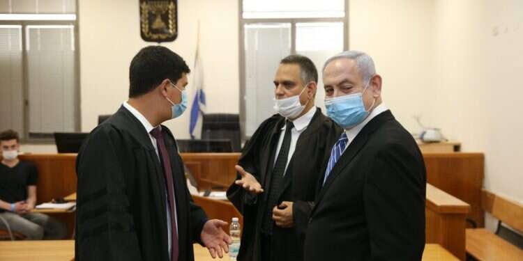 נתניהו עם עורכי דינו בבית המשפט, במאי שעבר. צילום: עמית שאבי ראש הממשלה יתייצב בבית המשפט כדי לטעון בעל פה: "איני אשם"