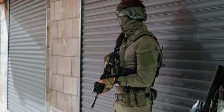 מעצר חשוד ברמאללה. אילוסטרציה. צילום: דוברות המשטרה מג"ב הכריז מלחמה נגד טרור בקבוקי התבערה