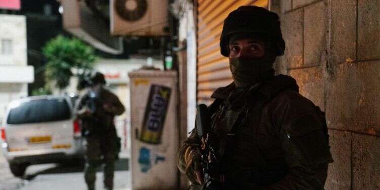 מעצר חשוד ברמאללה. צילום: דוברות המשטרה מג"ב הכריז מלחמה נגד טרור בקבוקי התבערה