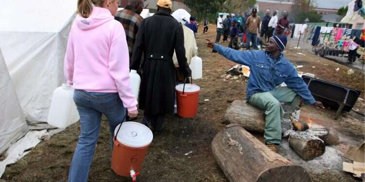 ניסיונותיהם של הגיבורים לעשות טוב מדגימים את העיוורון שבו הם לוקים. חלוקת אוכל במחנה לפליטים מזימבבואה ביוהנסבורג, 2008. צילום: EPA רצופה כוונות טובות: הגיבור לא למד כלום ולא שכח כלום