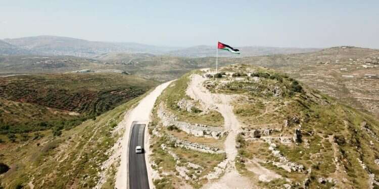 דגל פלסטיני בתל־ארומה בשומרון. צילום: ארגון  המלחמה על הנרטיב: ההרס בהר עיבל הוא חלק מקרב מתמשך