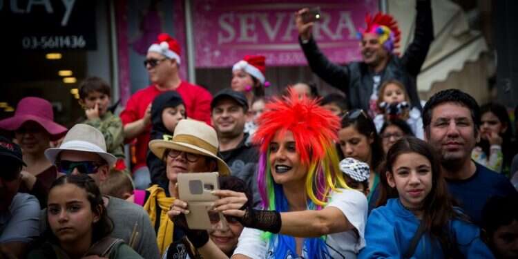 אילוסטרציה. מסיבת פורים בחולון, 2017. צילום: פלאש 90 מסיבות פורים: לרקוד עם דם על הידיים