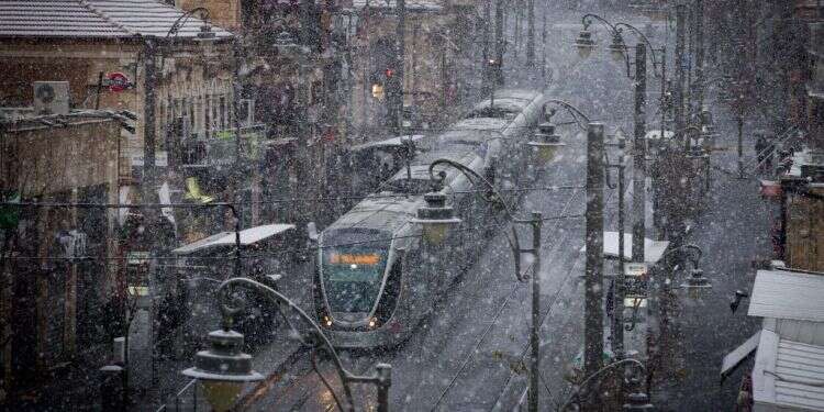 שלג בירושלים. צילום: מרים אלסטר, פלאש 90 סיכום סופה: הכנרת עלתה בשמונה ס"מ