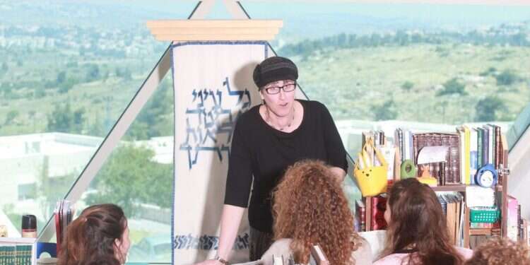 נדרש זמן כדי לגדל מנהיגה כמוה. הרבנית אסתי רוזנברג במדרשה במגדל־עוז. צילום: מרים צחי הרבנית מלכה בינה: "רק שאלתי, למה בעצם אנחנו לא לומדות גמרא?"