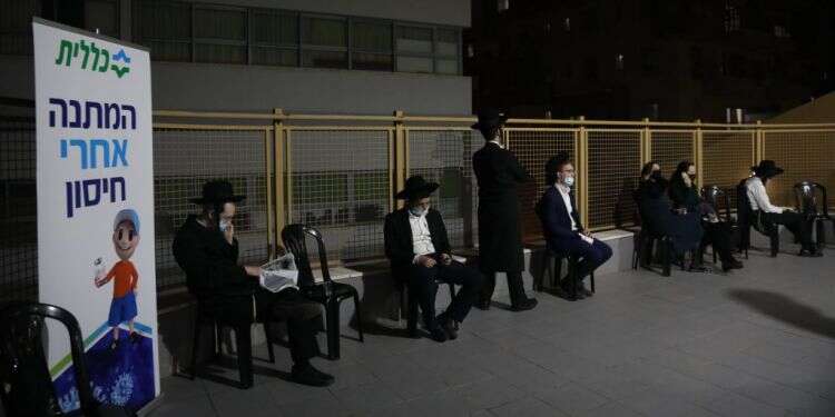 ממתינים לחיסון בבני ברק. צילום: גדעון מרקוביץ' חיסון תמורת טשולנט? במקום החרדים הייתי נעלב