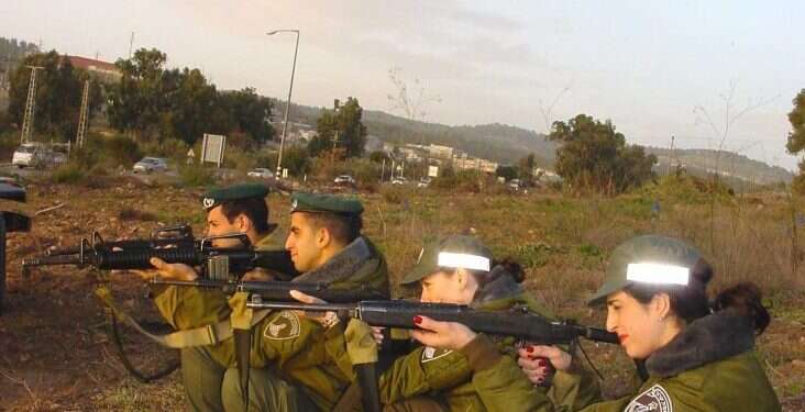 הסתגלות למסגרות צבאיות ומשטרתיות קשוחות. חיילות במשמר הגבול, אילוסטרציה. צילום: מרים צחי בוגרת אולפנה אידיאליסטית וחצופה מתגייסת לאיתור נעדרים במשטרה