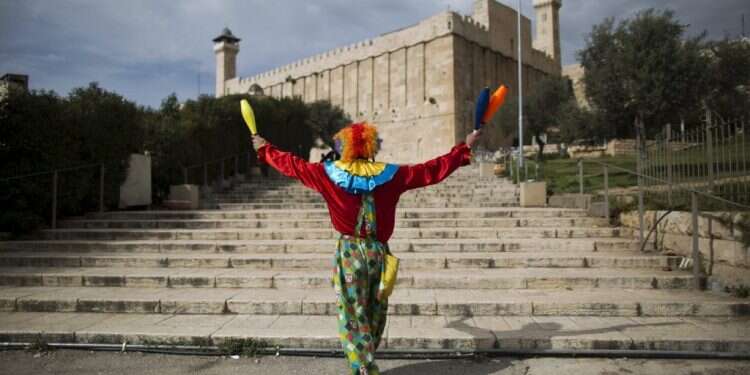 פורים. צילום: EPA בין מגילת אסתר לגלילה בפיד: כך היה נראה הטוויטר בשושן הבירה