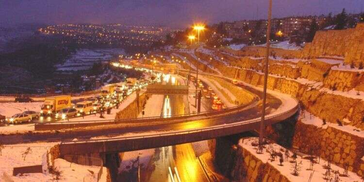 שלג בירושלים. צילום: מירי צחי בירה לבנה: בירושלים וביו"ש נערכים לשלג