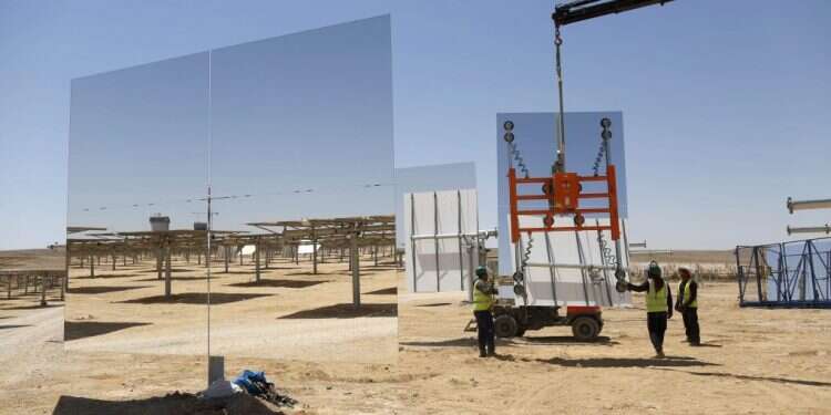 שדה המראות בתחנת הכוח אשלים שבנגב. צילום: EPA