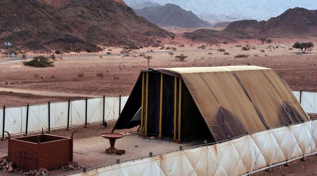 דגם של המשכן. צילום: שאטרסטוק מדוע חטא העגל שזור בתוך סיפורי המשכן?