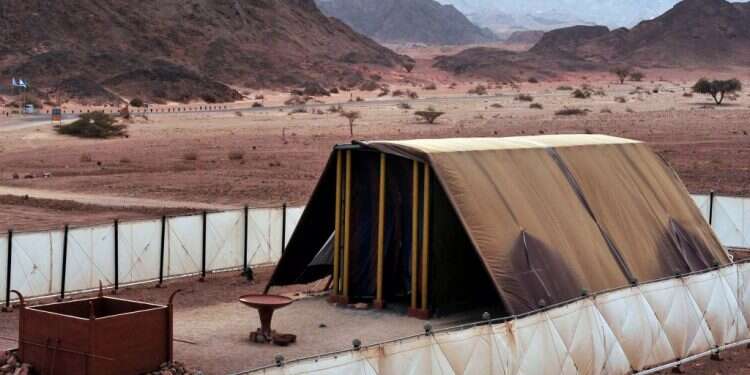 דגם של המשכן. צילום: שאטרסטוק מדוע חטא העגל שזור בתוך סיפורי המשכן?