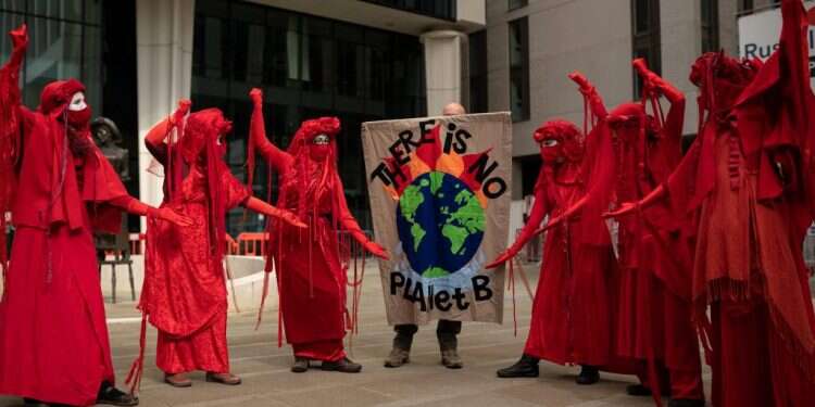 נדמה שתנועות הירוקים תוקפות כל פתרון באשר הוא. הפגנה של פעילי מחאת האקלים במנצ'סטר, ספטמבר 2020. צילום: AFP