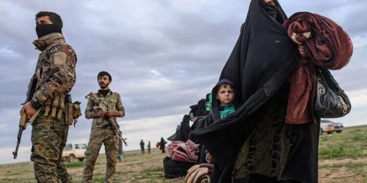 פליטים סורים. צילום: AFP ללא מזון או בגדים חמים לחורף. צילום: AFP